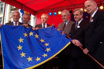 Grupa mężczyzna trzymających flagę Rady Europy